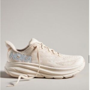 Hoka Women’s Clifton 9 in Shifting Sand/Eggnog